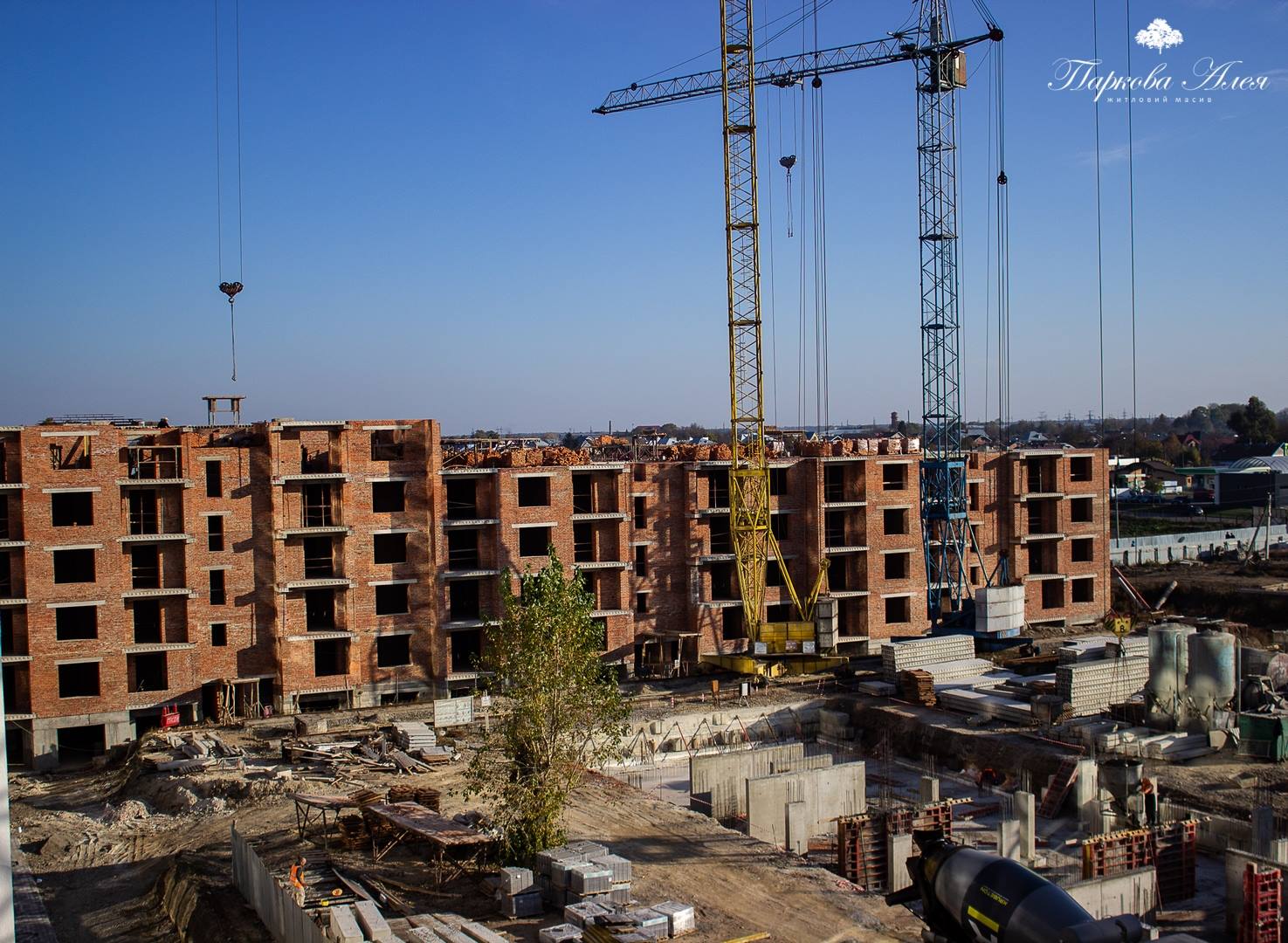 The state of construction of a residential array “Parkova Alley” on 18.10.2019.